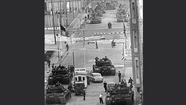 [27.101961] Sowjetische und Amerikanische Panzer am Checkpoint Charlie | Bild: picture-alliance/dpa
