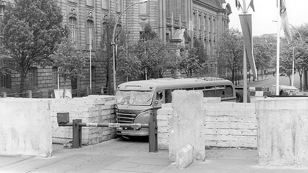 [12.05.1963] Der am Grenzübergang Sandkrug-Brücke stecken gebliebene Personenbus  | Bild: picture-alliance/dpa