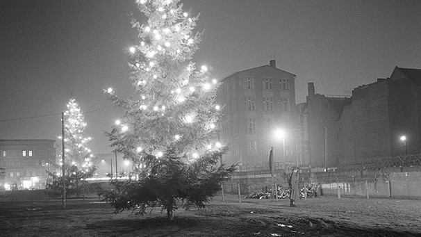[17.12.1961] Weihnachtsbäume an der Grenze zur DDR (Aufnahme vom 01.12.1963) | Bild: picture-alliance/dpa