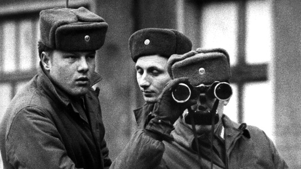 [16.12.1966] Zonengrenzpolizisten auf einem Panzerspähwagen an der Grenze gegenüber dem West-Berliner Bezirk Spandau, beobachten mit einem Fernglas den Westen. | Bild: picture-alliance/dpa