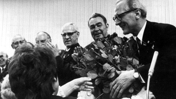 Delegierte der Berliner Parteiorganisation gratulieren dem Genossen Erich Honecker (r) zu seiner Wahl als Erster Sekretär des ZK der Sozialistischen Einheitspartei Deutschlands (SED).  | Bild: picture-alliance/dpa