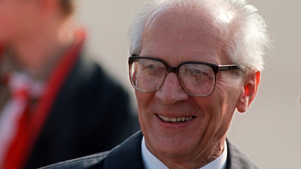 [18.01.1989] Der Staats- und Parteichef der DDR, Erich Honecker, aufgenommen am 8. Oktober 1989 während der Feierlichkeiten anlässlich des 40-jährigen Bestehens der DDR. | Bild: picture-alliance/dpa