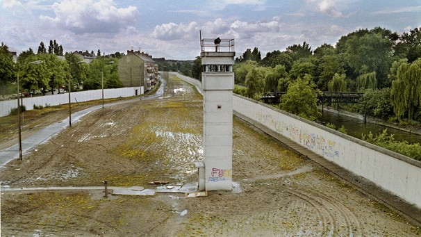 Wachturm im Grenzstreifen an der Berliner Mauer zwischen Kreuzberg und Treptow. | Bild: picture-alliance/dpa