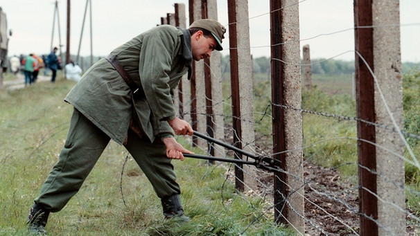 Demontage des Grenzzauns nahe Nickelsdorf (Österreich) und Hegyeshalom (Ungarn). Angehörige der ungarischen Grenztruppe haben am 2. Mai 1989 damit begonnen, die Sperranlagen an der ungarisch-österreichischen Grenze zu entfernen. | Bild: picture-alliance/dpa