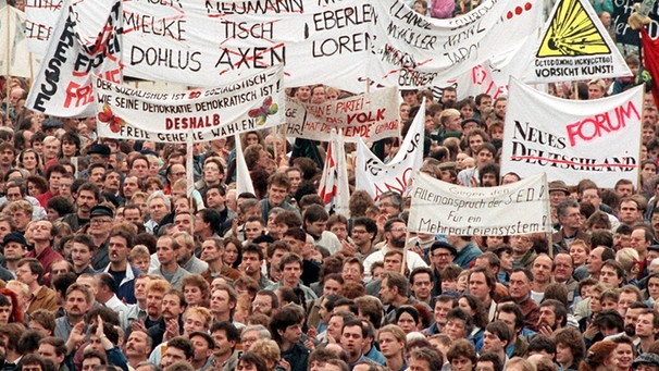 Nahezu eine Million Menschen strömten nach offiziellen Schätzungen am 4. November 1989 auf den Ostberliner Alexanderplatz. Oppositionsgruppen und Künstler hatten die Veranstaltung organisiert. | Bild: picture-alliance/dpa