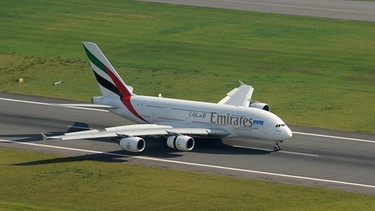 Symbolbild: A 380 von der Fluggesellschaft Emirates auf einer Landebahn | Bild: picture-alliance/dpa