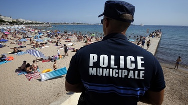 Städtische Polizei überwacht Burkini-Verbot in Cannes | Bild: picture-alliance/dpa|Sebastian Nogier