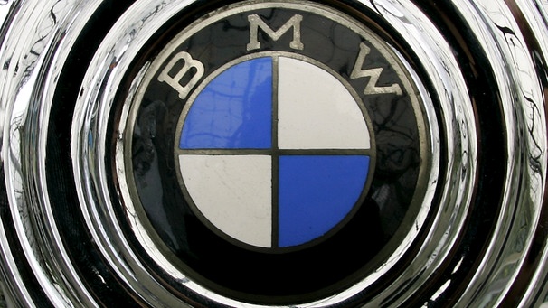 BMW-Logo auf Radkappe | Bild: pa/dpa/Matthias Schrader 