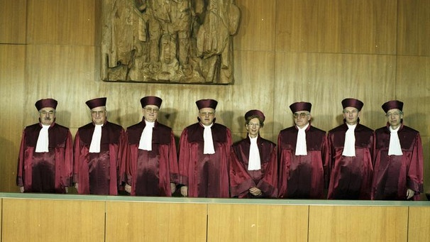Herzog (4.v.l.) als Präsident des Ersten Senats am Bundesverfassungsgericht | Bild: Bundesarchiv, Bild-F083310-0005 / Fotograf: Lothar Schaack / Lizenz CC-BY-SA