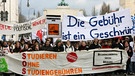 Caption Studenten demonstrieren am 2. Dezember 2008 in München gegen Studiengebühren.  | Bild: picture-alliance/dpa