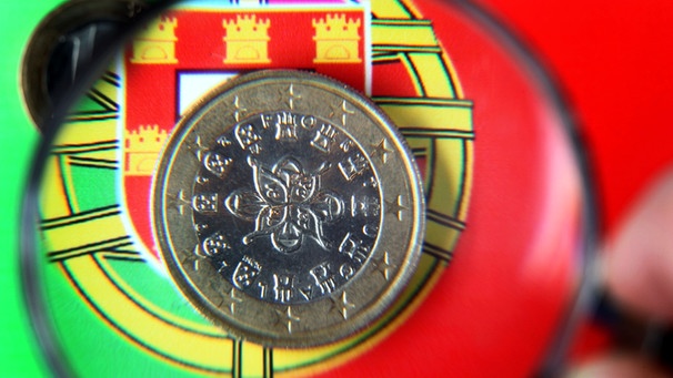 Euromünze auf Portugals Flagge | Bild: picture-alliance/dpa