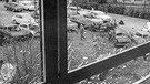 Blick durch ein Fenster auf den Parkplatz des LKA München nach Autobomben-Anschlag der RAF 1972 | Bild: SZ-Photoarchiv