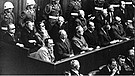 Die Angeklagten vor dem internationalen Militärgericht in Nürnberg | Bild: Bundesarchiv, Bild 183-V01032-3 / Fotograf: o.A. / Lizent CC-BY-SA