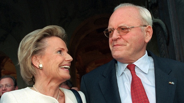 Alt-Bundespräsident Roman Herzog und Alexandra von Berlichingen beim Sommerempfang auf Schloss Schleißheim 2001 | Bild: picture-alliance/dpa