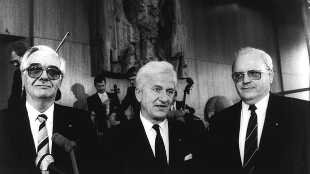 Roman Herzog (rechts) wird als Nachfolger von Professor Wolfgang Zeidler (links) am 16.11.1987 vom Bundespräsidenten Richard von Weizsäcker in das Amt des Präsidenten des Bundesverfassungsgerichts in Karlsruhe eingeführt.  | Bild: picture-alliance/dpa