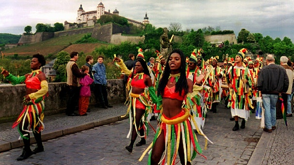 1996 fand anlässlich des "Africa Festivals" zum ersten Mal eine Parade statt. | Bild: picture-alliance/dpa