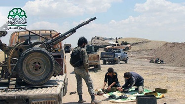 Symbolbild: In this image posted on the Twitter page of Ahrar al-Sham on Aug. 13, 2015, fighters from Ahrar al-Sham prepare weapons ahead of an attack on Islamic State group positions in Aleppo province, Syria. The group has vowed to defeat what it calls Russian "occupation" of Syria after Moscow began launching airstrikes on insurgents last week.  | Bild: picture-alliance/dpa