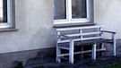 Symbolbild: Leerstand in bayerischen Dörfern -  eine verlassene Bank vor einem Haus | Bild: picture-alliance/dpa/Jens Büttner