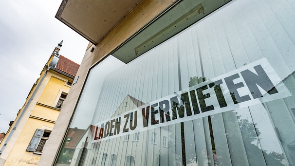 "Laden zu vermieten" steht in Pfeffenhausen (Bayern) an einem Schaufenster | Bild: picture-alliance/dpa/Armin Weigel