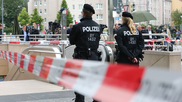 Nach Schiesserei am OEZ: Polizei vor abgesperrter U-Bahnstation Olympia-Einkaufszentrum in München | Bild: dpa-Bildfunk