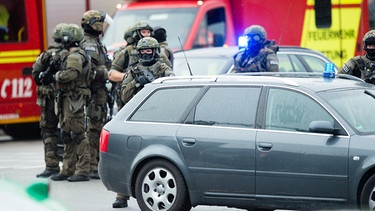 Polizisten in Spezialausrüstung kommen am 22.07.2016 in München (Bayern) zu dem Einkaufszentrum, in dem Schüsse gefallen sind. | Bild: dpa-Bildfunk
