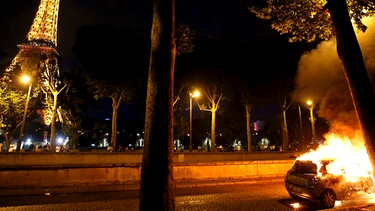 Brennende Autos nach EM Finalspiel in Paris | Bild: Reuters/Stefanie Mahe