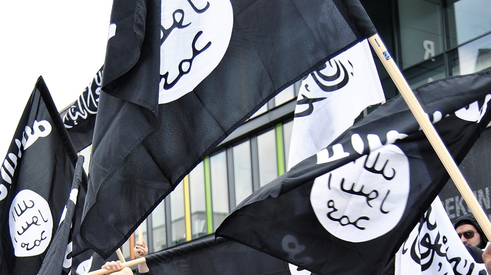 Symbolbild: Flaggen der IS Terror Miliz | Bild: picture-alliance/dpa