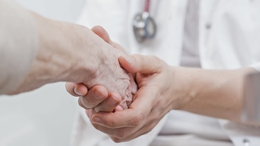 Arzt hält Hände einer Patientin | Bild: colourbox.com