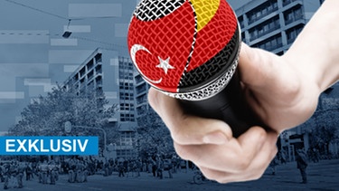 Hand hält Mikrofon auf dem die Flaggen von Deutschland und der Türkei abgebildet sind; das Strafjustizzentrum in der Nymphenburger Straße im Hintergrund | Bild: colourbox.com; BR