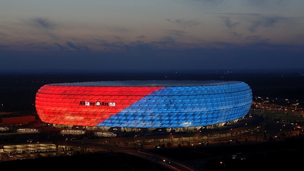 Allianz Arena leuchtet in Rot und Blau | Bild: picture-alliance/dpa