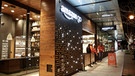 Das erste Amazon-Go-Ladengeschäft in Seattle. | Bild: BR/JASON REDMOND/Reuters