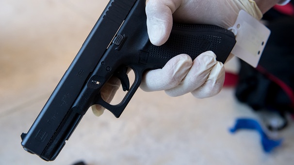 Die Tatwaffe von David S., eine Pistole vom Typ Glock 17 | Bild: picture-alliance/dpa/Sven Hoppe