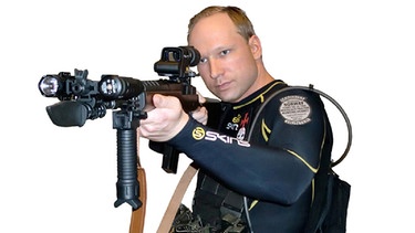 A handout made available by Scanpix Norway shows Anders Behring Breivik, arrested for the attacks in Norway, as he appears in the manifesto and the video he published on the day of the attack, discovered late on 23 July 2011. According to police sources quoted by TV2 and the online edition of daily VG, the suspect has admitted to publishing the material on the internet prior to the attacks on 22 July. | Bild: picture-alliance/dpa/ EPA/Captured from manifesto 