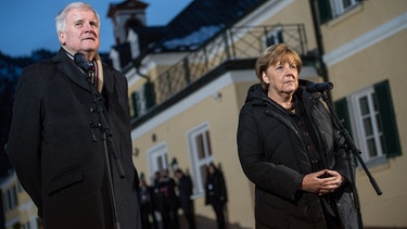 Der bayerische Ministerpräsident und CSU-Parteivorsitzende Horst Seehofer und die deutsche Bundeskanzlerin Angela Merkel  | Bild: picture-alliance/dpa