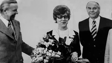 Anneliese Graes bekommt 1974 für ihren mutigen Einsatz während des Olympia-Attentats das Verdienstkreuz am Bande des Verdienstordens der Bundesrepublik Deutschland verliehen | Bild: Peter Nowak