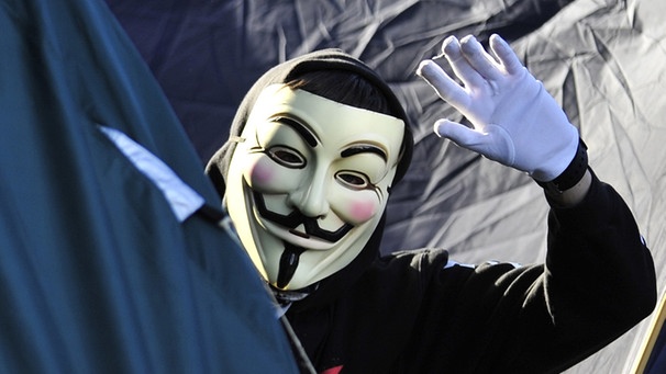 Ein Aktivist mit einer Guy-Fawkes-Maske, dem Erkennungszeichen der Hackergruppe Anonymous. | Bild: picture-alliance/dpa