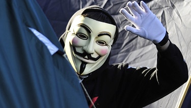 Ein Aktivist mit einer Guy-Fawkes-Maske, dem Erkennungszeichen der Hackergruppe Anonymous. | Bild: picture-alliance/dpa