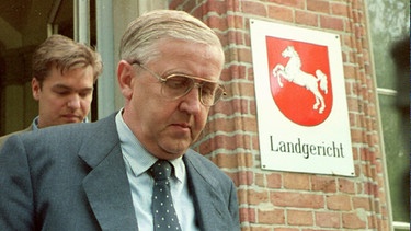 Anton Pohlmann und Sohn Stefan (Hintergrund) 1996 vor dem Landgericht Oldenburg | Bild: picture-alliance/dpa