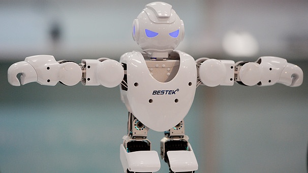 Ein Roboter auf der CeBit-Messe | Bild: picture-alliance/dpa/Frank May