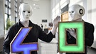 Roboter halten die Ziffern "4" und "0" | Bild: picture-alliance/dpa