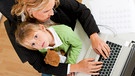 Frau mit Kind arbeitet | Bild: colourbox.com