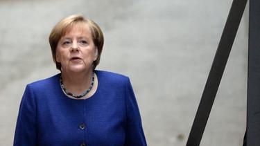 Bundeskanzlerin Angela Merkel (CDU) auf dem Weg zum ARD-Sommerinterview.  | Bild: dpa-Bildfunk/Maurizio Gambarini