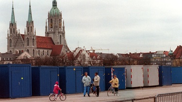 1992: Container für Asylbewerber auf der Theresienwiese in München | Bild: picture-alliance/dpa