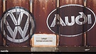 Ein alter Güterzug mit Logos von Volkswagen und Audi steht am 18.08.2016 am Bahnhof in Fallersleben bei Wolfsburg (Niedersachsen) | Bild: picture-alliance/dpa