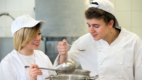 Zwei Schüler kochen zur AusbildungsOrientierung in einer Lehrküche  | Bild: dpa/Patrick Pleul