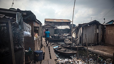Ein schwimmender Slum in Lagos | Bild: picture-alliance/dpa/Kristin Palitza