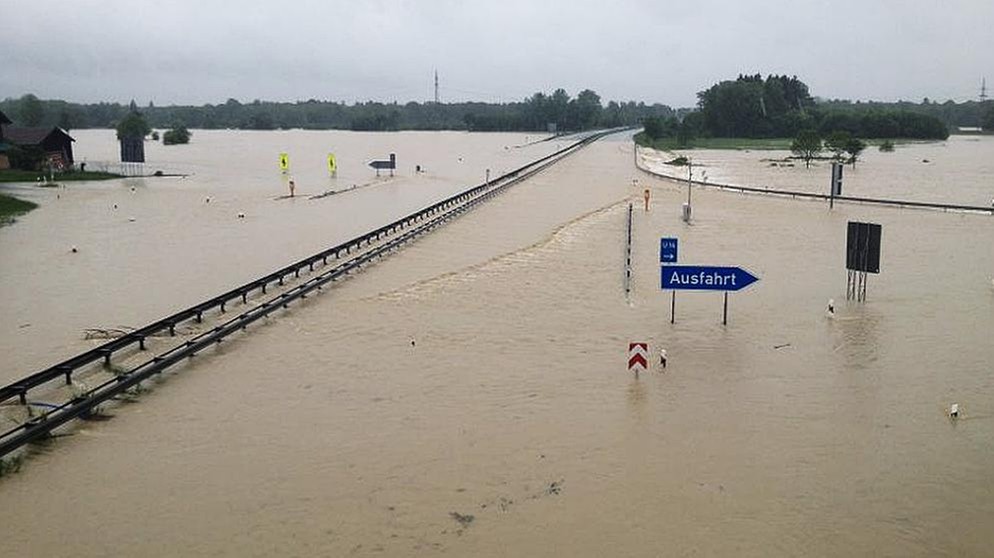 Die überflutete A8 bei Grabenstätt | Bild: BR/Pilgram
