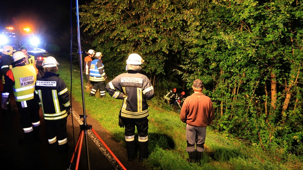 Gestern Nacht, gegen 22 Uhr, ist eine Frau mit ihrem Pkw auf der B26 bei Roßstadt von der Fahrbahn abgekommen. Wie die Frau der Polizei mitgeteilt hat, musste sie einem Wildtier ausweichen, dabei kam sie auf der regennassen Fahrbahn ins Schlingern und glitt rechts einen Abhang hinunter. Das Auto landete in einer kleinen Baumgruppe, die Fahrerin wurde dabei leicht verletzt. Sie kam in ein Krankenhaus nach Bamberg. Um den Pkw zu bergen, musste die Freiwillige Feuerwehr mehrere Bäume fällen und Geäst zurückschneiden. Bei der Bergung lief Benzin aus dem Auto, daher begutachtet heute die Polizei erneut die Unfallstelle, um gegebenenfalls das Wasserwirtschaftsamt zu verständigen; dieses entscheidet dann, ob eventuell Teile der Erde ausgebaggert werden müssen, damit kein Benzin ins Grundwasser läuft. Beim verunfallten Pkw entstand ein wirtschaftlicher Totalschaden von 1.500 Euro. | Bild: NEWS5 / Merzbach