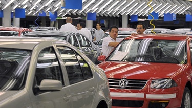 Arbeiter arbeiten einer Produktionshalle von Volkswagen im Werk in Puebla (Mexiko) am 15.07.2011.  | Bild: picture-alliance/dpa