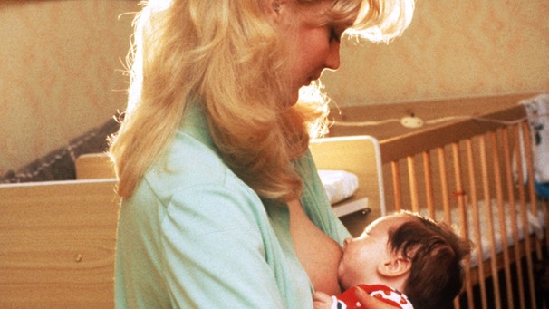 Mutter stillt ihr Kind - aufgenommen 1986 | Bild: picture-alliance/dpa